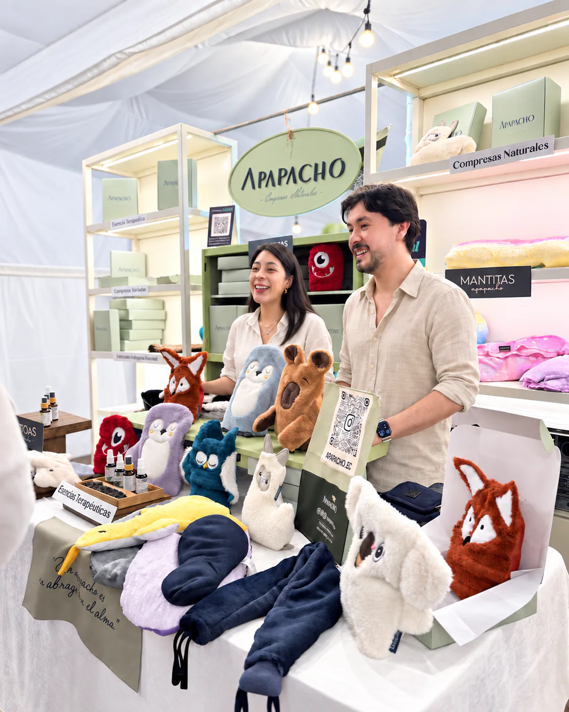 Los dos hermanos fundadores de APAPACHO presentando su colección en una feria