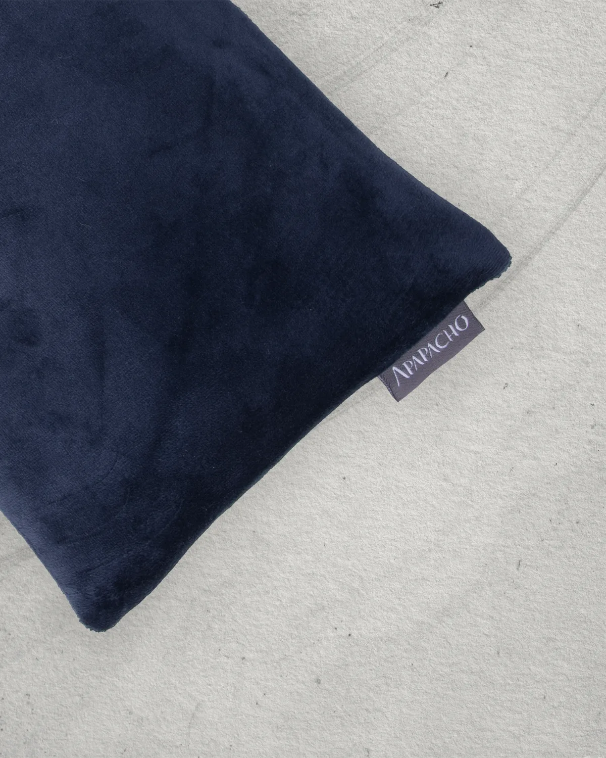 Detalle de la textura y la etiqueta de la compresa rectangular APAPACHO Azul Noche